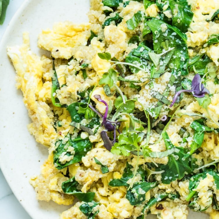 This High Protein Quinoa Egg Scramble is my FAVORITE go to breakfast when I want eggs! #eggs #breakfast #protein #quinoa #krollskorner #yummy #healthy