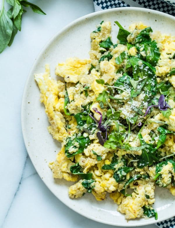 This High Protein Quinoa Egg Scramble is my FAVORITE go to breakfast when I want eggs! #eggs #breakfast #protein #quinoa #krollskorner #yummy #healthy