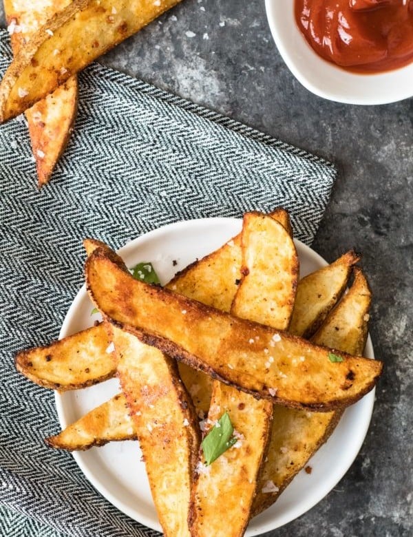 Perfectly seasoned & crispy on the outsides! The best spicy homemade potato wedges you'll ever make! Kroll's Korner
