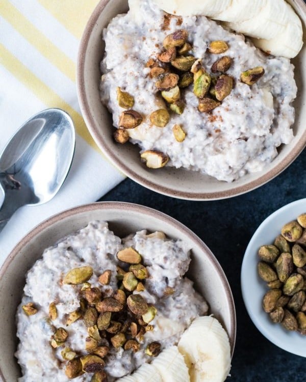 Overnights Oats have been one of the most enjoyable breakfasts for me lately. It's easy to make, convenient, healthy and super delicious. Especially when made with heart-healthy pistachios from Wonderful Pistachios! #TheRecipeRedux #Sponsored