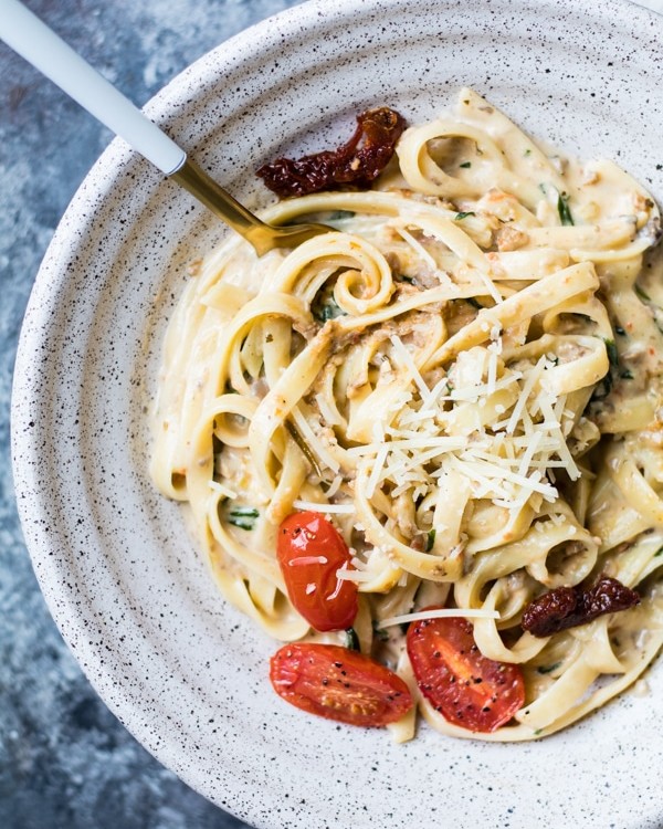 EASY Creamy Tuscan Mushroom Sauce with Fettuccini! Weeknight dinner you'll want on repeat! @BLENDABELLA #blendabella #zestymexican #rustictuscan #coconutthai #krollskorner