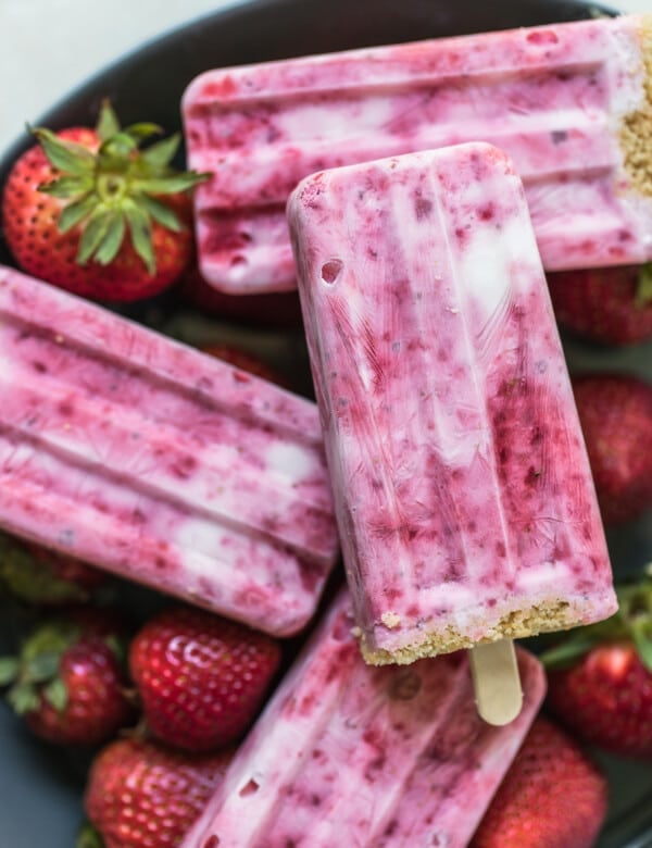 strawberry shortcake popsicle with vanilla wafer crust