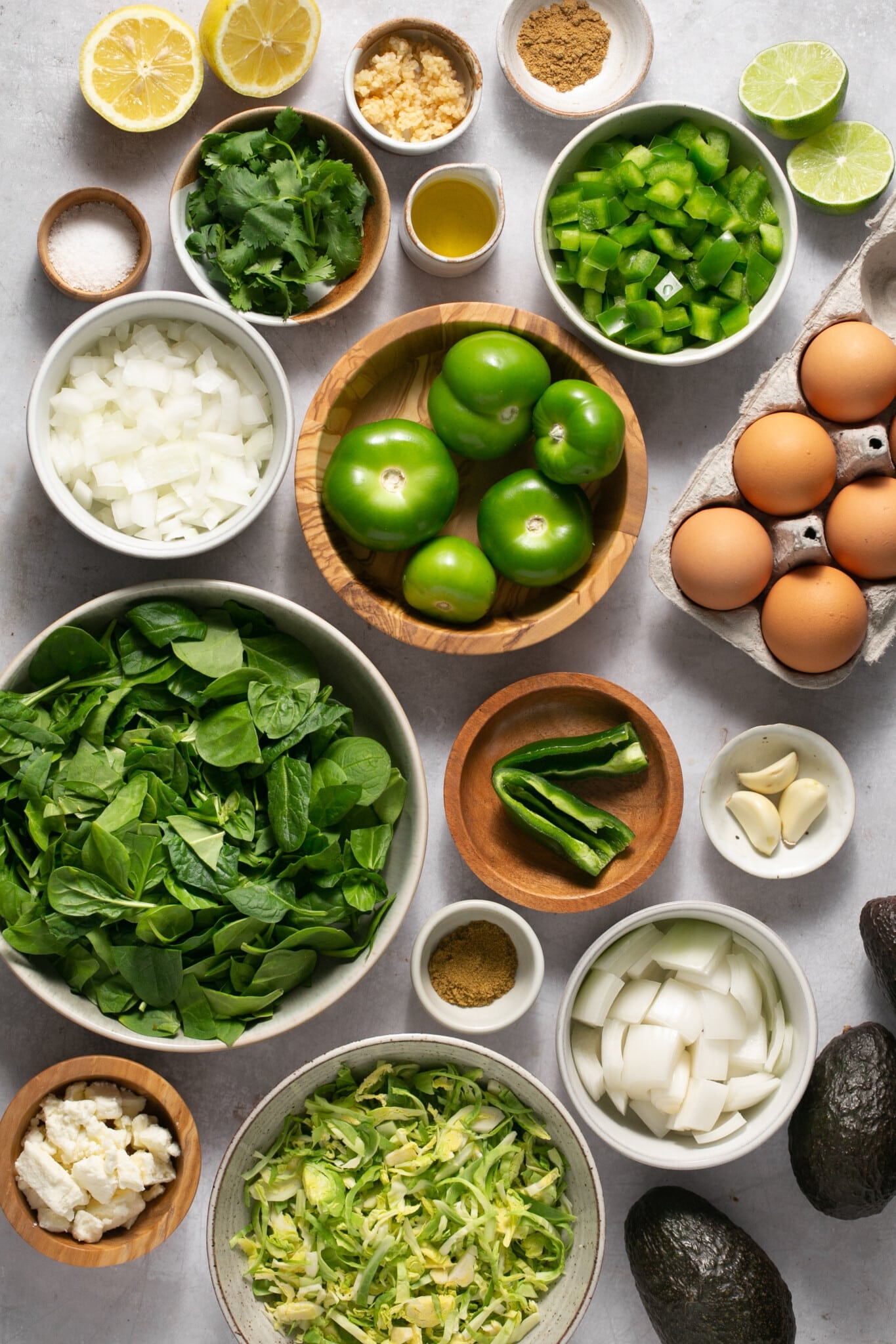 ingredients needed to make shaksuka in som glass bowls.